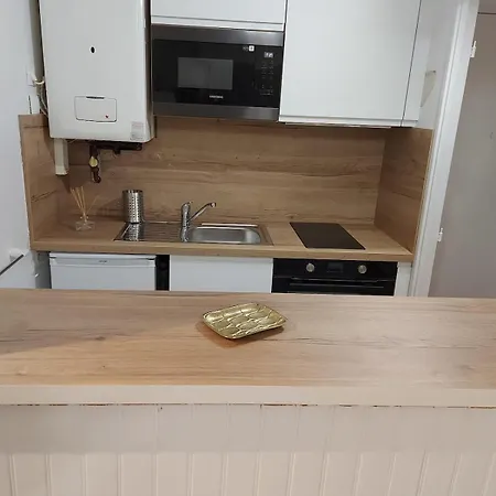 Charming Facing Train Station アパート