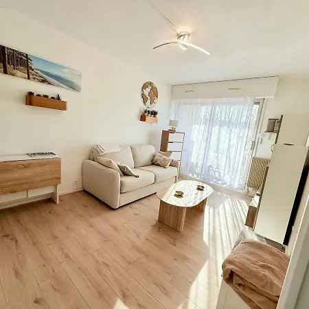 Charming Facing Train Station * アルカション