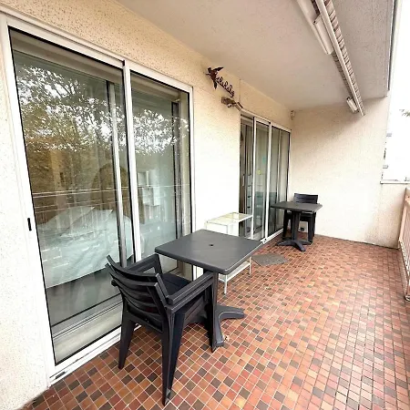 Charming Facing Train Station アパート