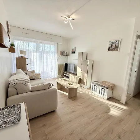 Charming Facing Train Station * アルカション