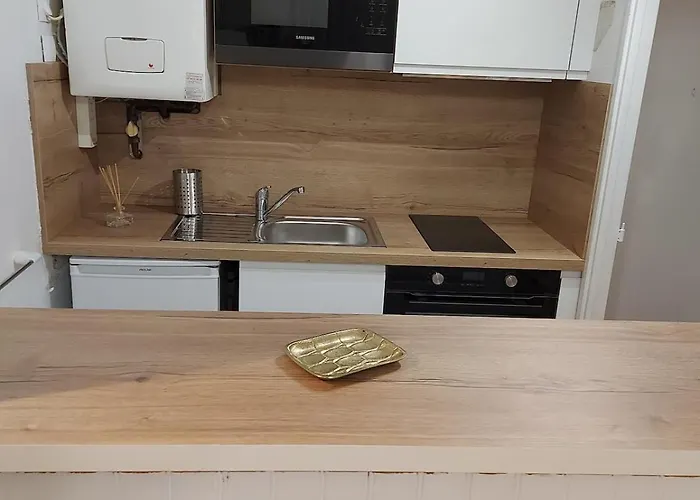 Charming Facing Train Station アパート