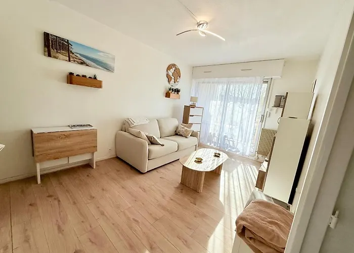 Charming Facing Train Station * アルカション