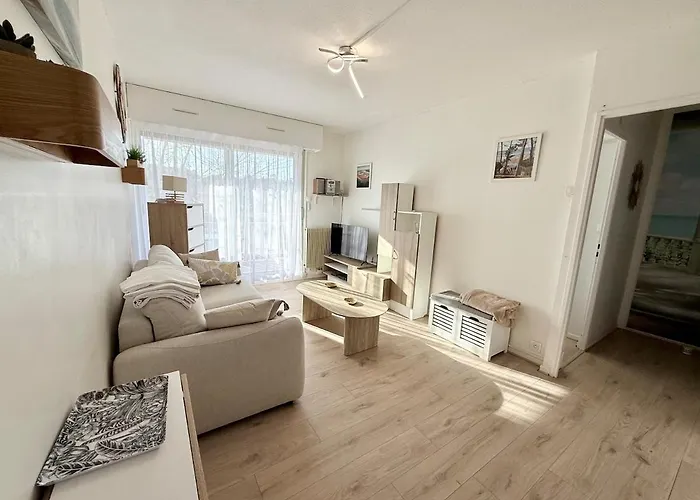 Charming Facing Train Station * アルカション